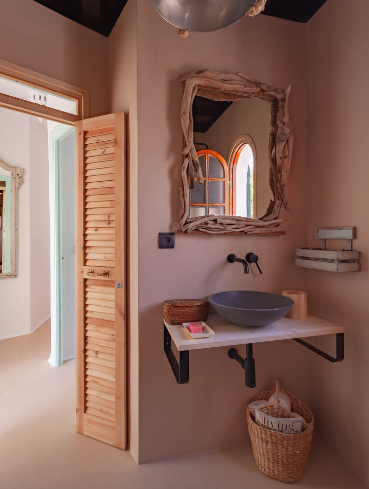 Свежая идея для дизайна: туалет в средиземноморском стиле - отличное фото интерьера