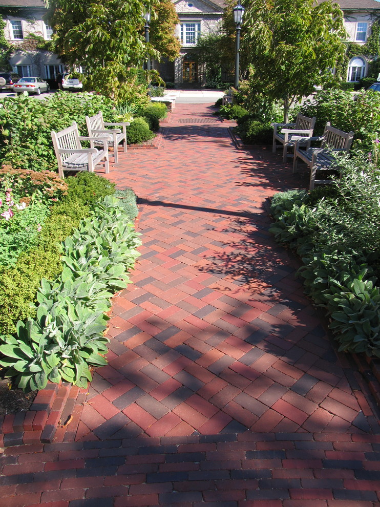 Mid-sized traditional courtyard patio in Chicago with brick pavers.