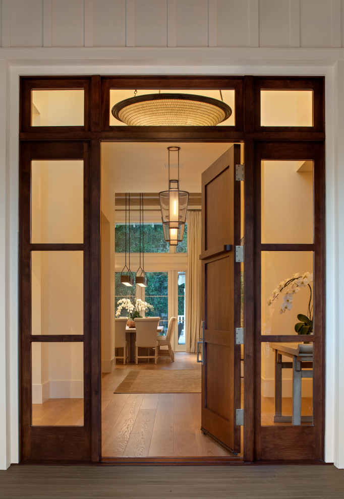 Foto de puerta principal de estilo de casa de campo con paredes blancas, suelo de madera oscura, puerta simple, puerta de madera en tonos medios, suelo marrón y vigas vistas