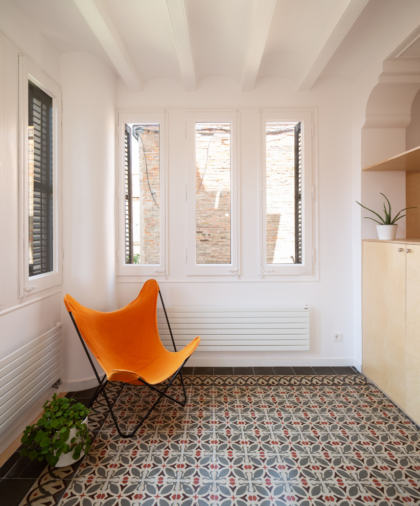 Mittelgroßes Modernes Hauptschlafzimmer mit weißer Wandfarbe, Terrakottaboden, buntem Boden, freigelegten Dachbalken und Wandpaneelen in Barcelona
