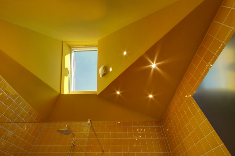 Kleines Modernes Badezimmer mit bodengleicher Dusche, orangen Fliesen, Keramikfliesen, oranger Wandfarbe, offener Dusche und gewölbter Decke in Berlin