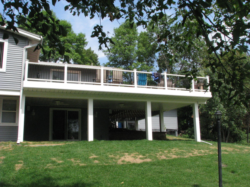 Transitional deck photo in Minneapolis