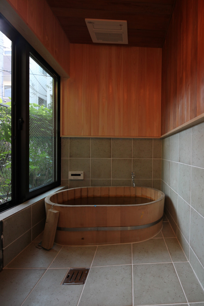 東京23区にあるアジアンスタイルのおしゃれな浴室の写真
