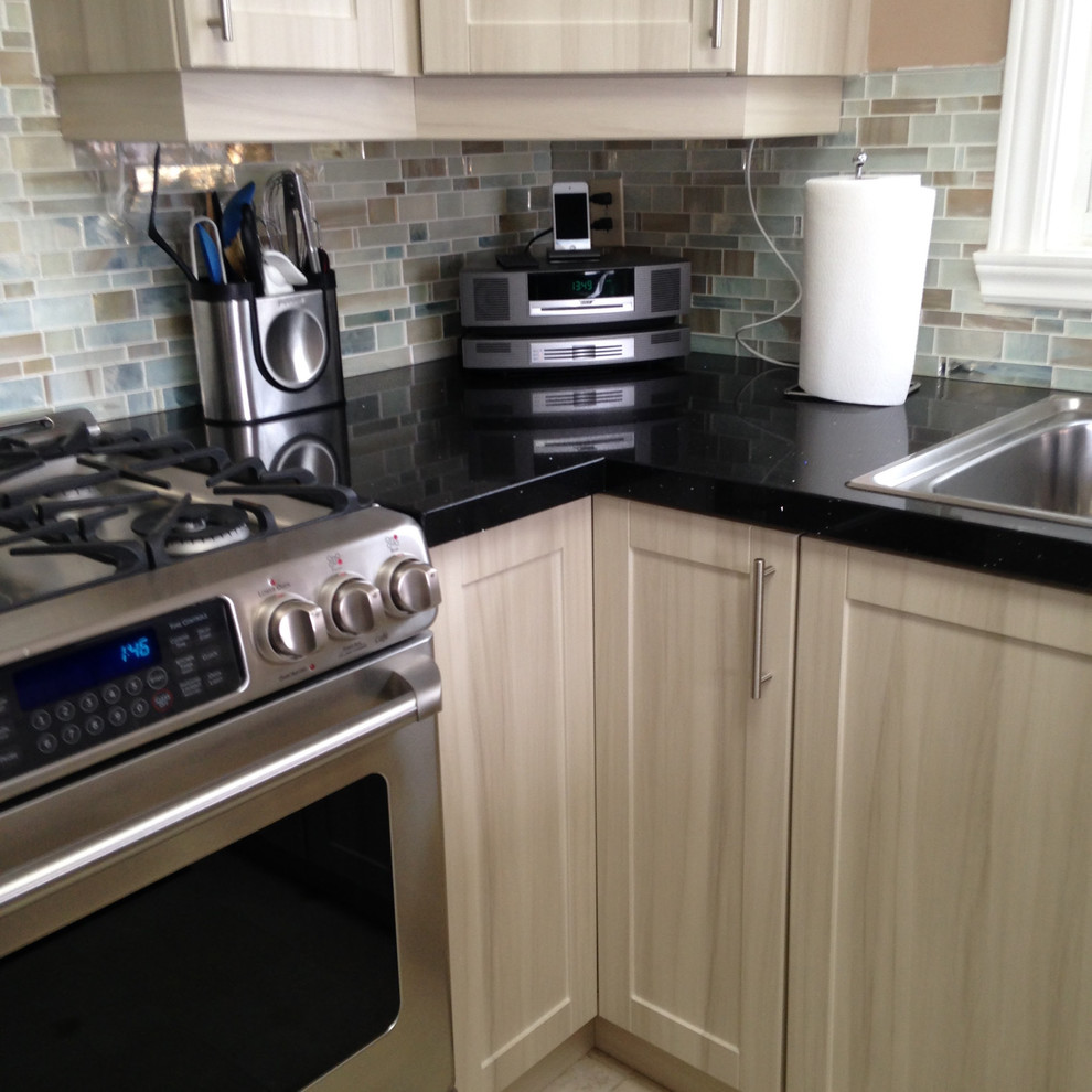 Kitchen - transitional kitchen idea in Atlanta