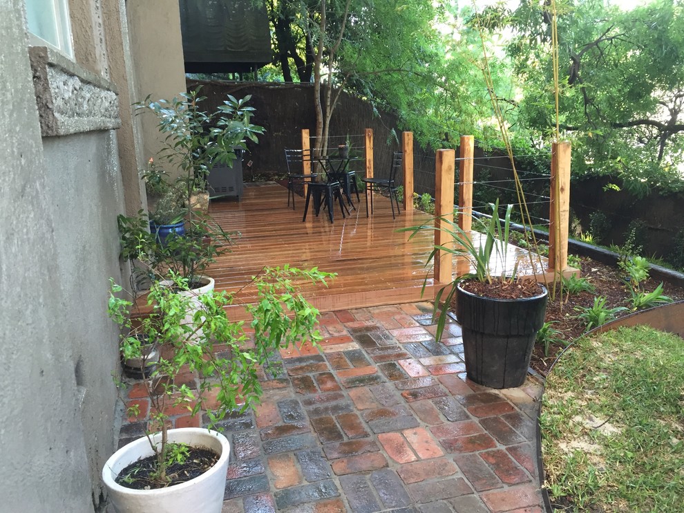 Design ideas for a traditional backyard deck in Melbourne.