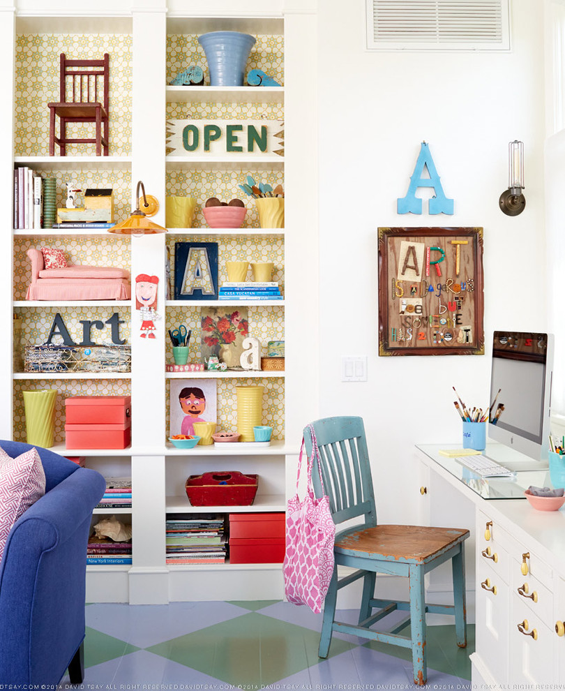 Ejemplo de despacho romántico con escritorio empotrado, paredes blancas y suelo de madera pintada