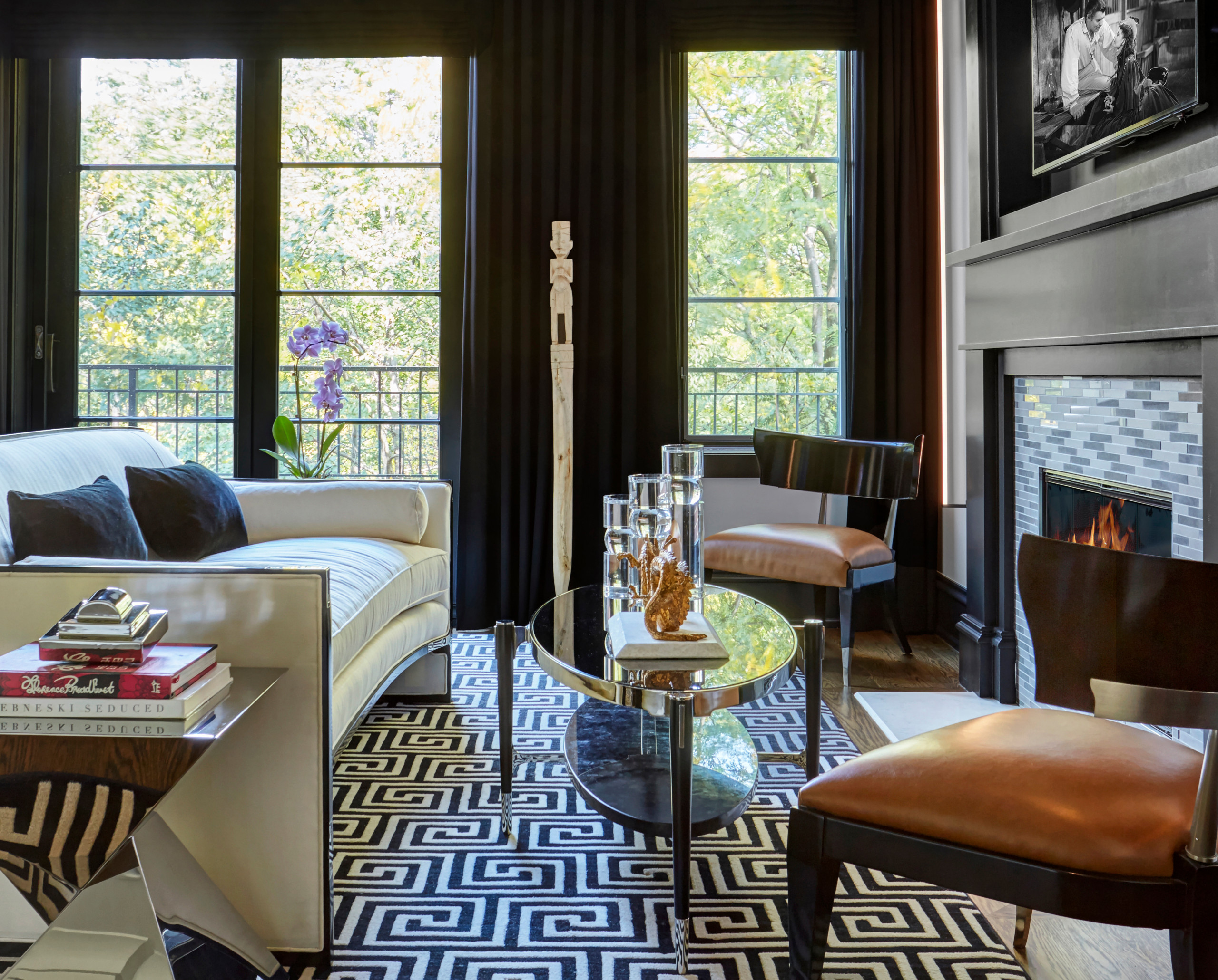 Black-and-White Palette for a Casually Refined Great Room