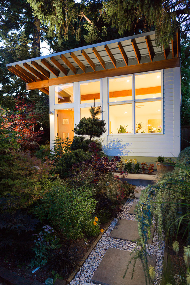 This is an example of a small midcentury detached granny flat in Seattle.