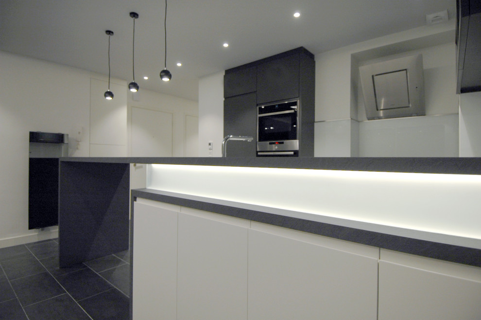 Example of a trendy kitchen design in Rennes