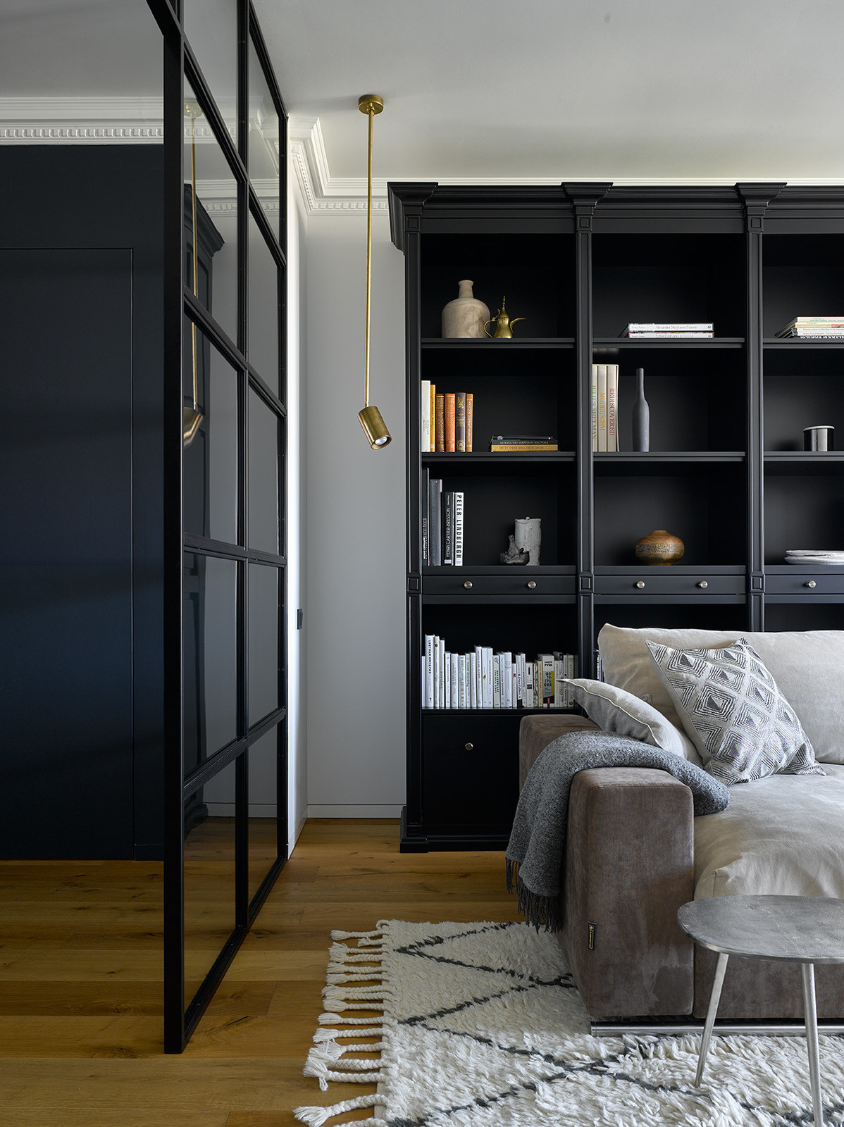 Современный интерьер с элементами индустриального стиля для семьи с двумя детьми