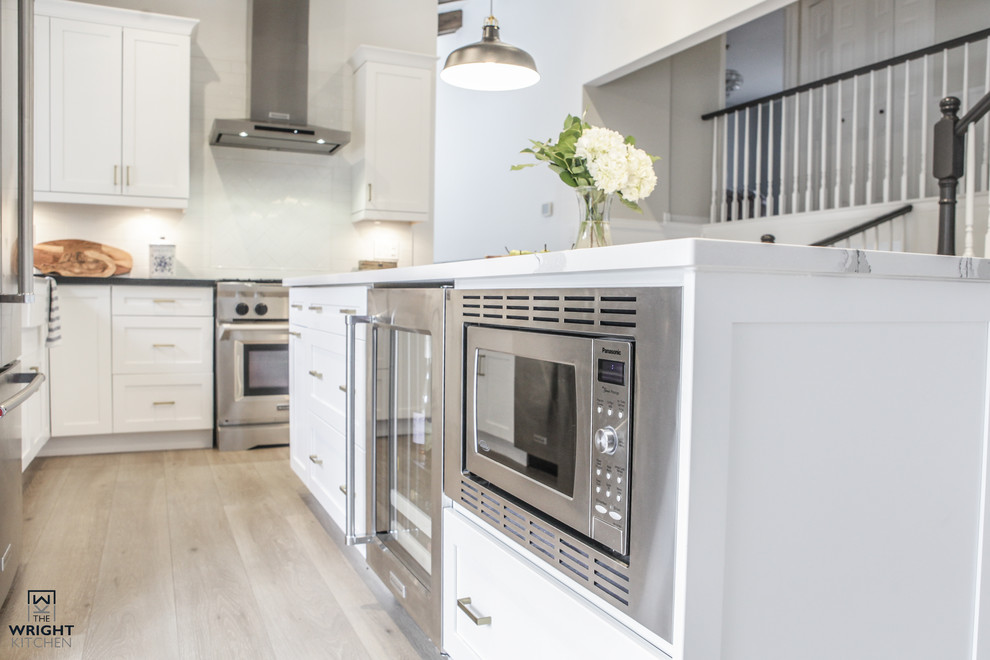 Transitional kitchen photo in Toronto
