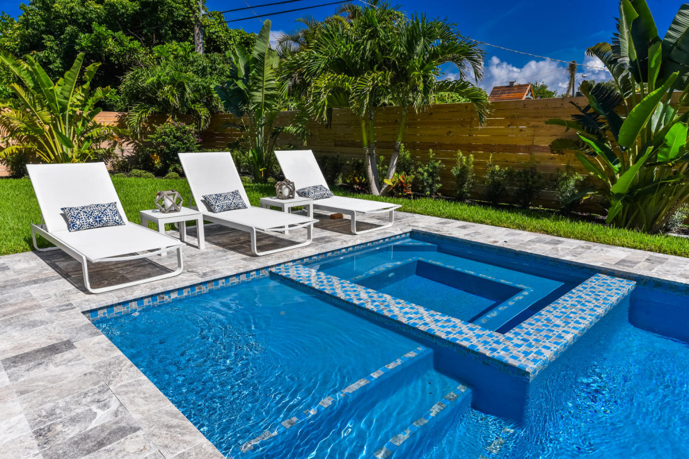 Esempio di una piscina minimalista rettangolare dietro casa con una dépendance a bordo piscina e piastrelle