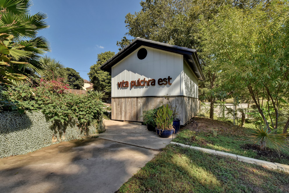 Example of an eclectic home design design in Austin