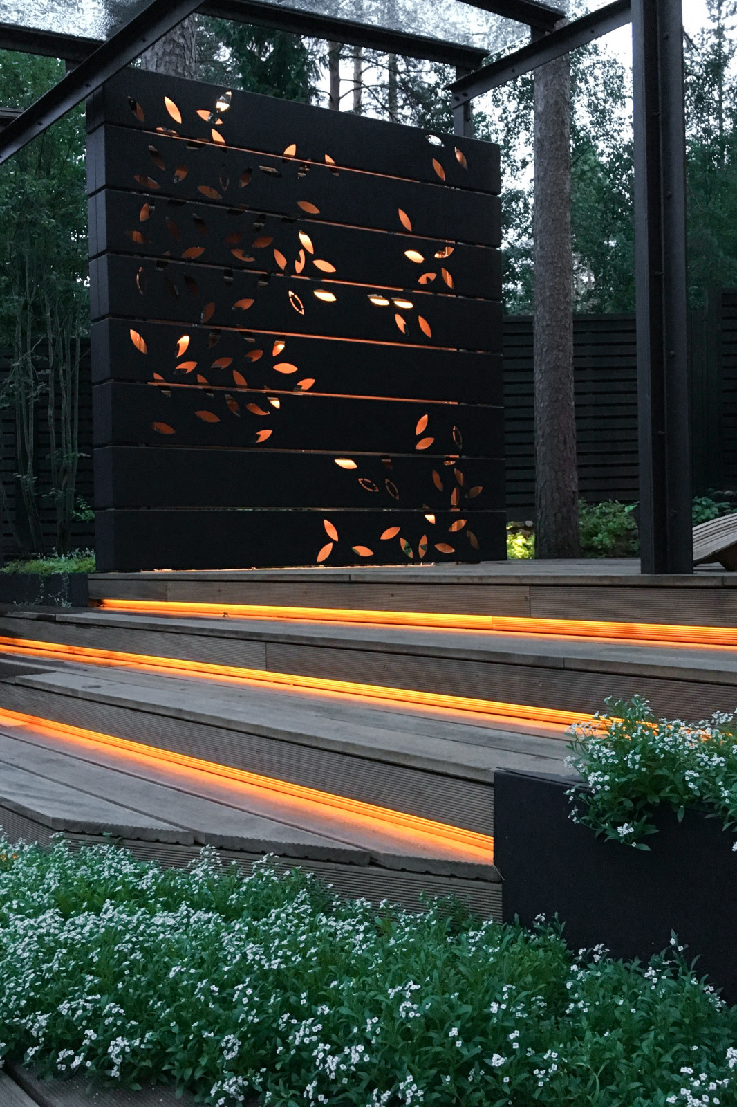 Уличная перегородка с подсветкой.