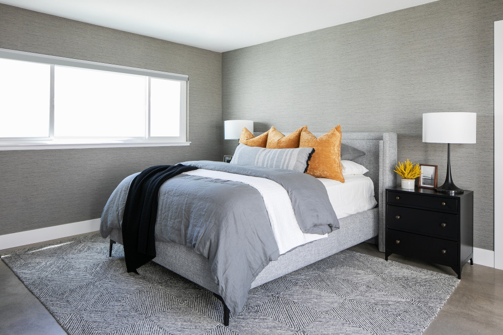 Свежая идея для дизайна: хозяйская спальня среднего размера в стиле ретро с серыми стенами, бетонным полом, серым полом и обоями на стенах - отличное фото интерьера