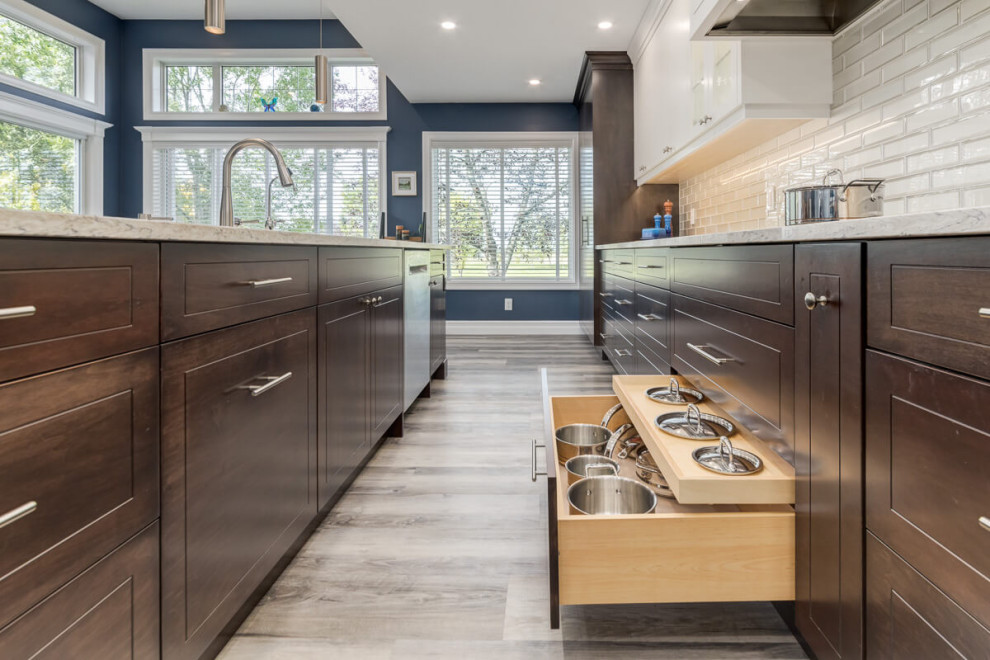 Kitchen - kitchen idea in Calgary