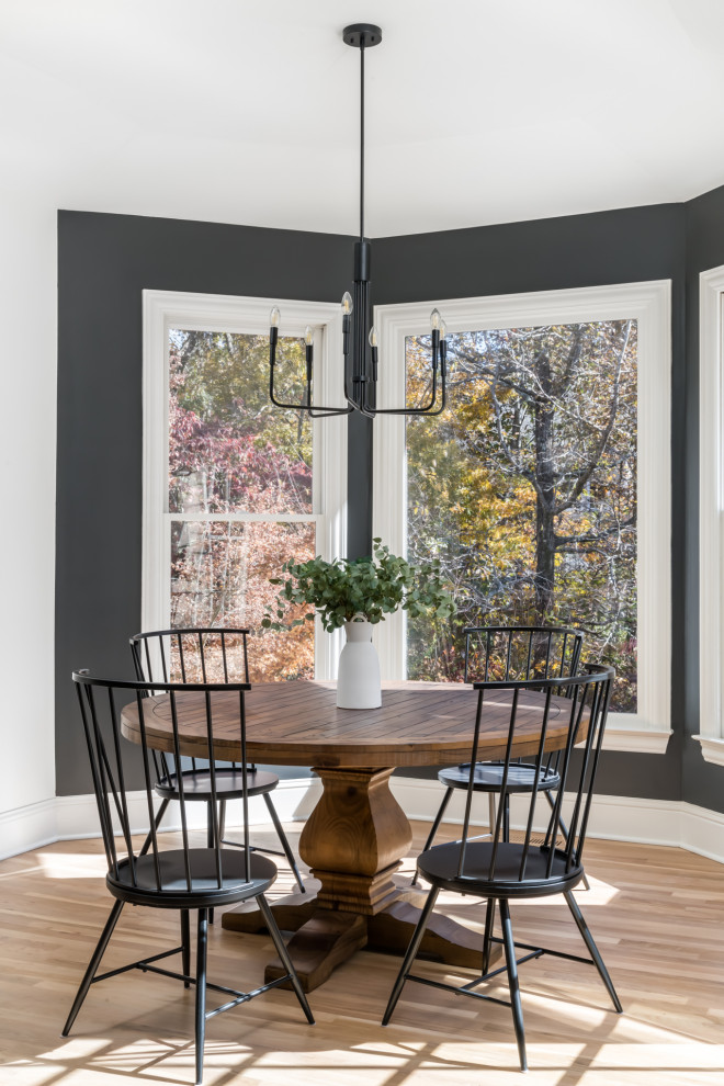 Стильный дизайн: столовая среднего размера в стиле неоклассика (современная классика) с с кухонным уголком, черными стенами и светлым паркетным полом - последний тренд