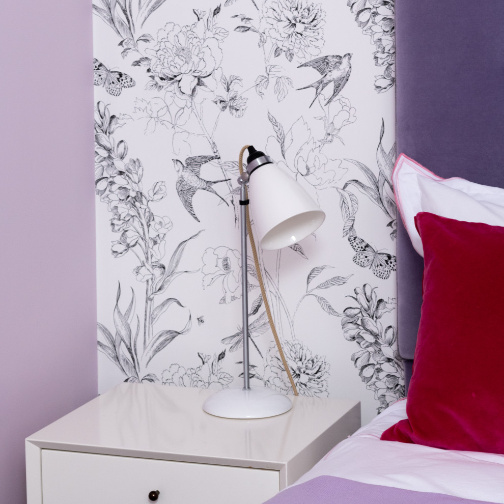 Foto de dormitorio actual de tamaño medio con paredes púrpuras, moqueta, suelo gris y papel pintado