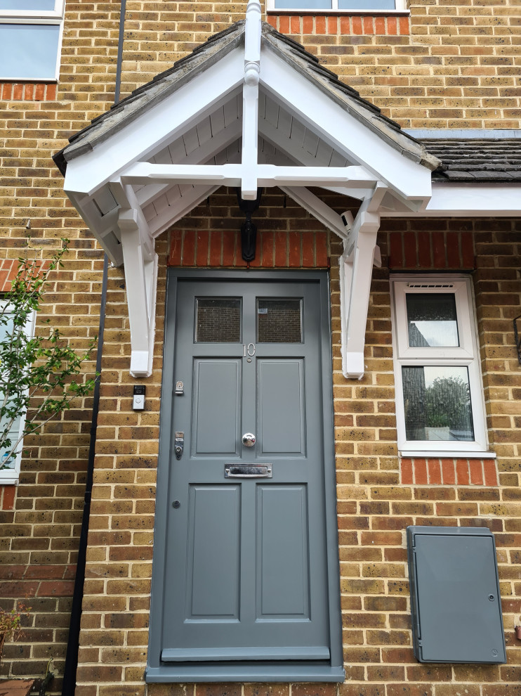 Mittelgroße Klassische Haustür mit Betonboden, Einzeltür, grauer Haustür und braunem Boden in London