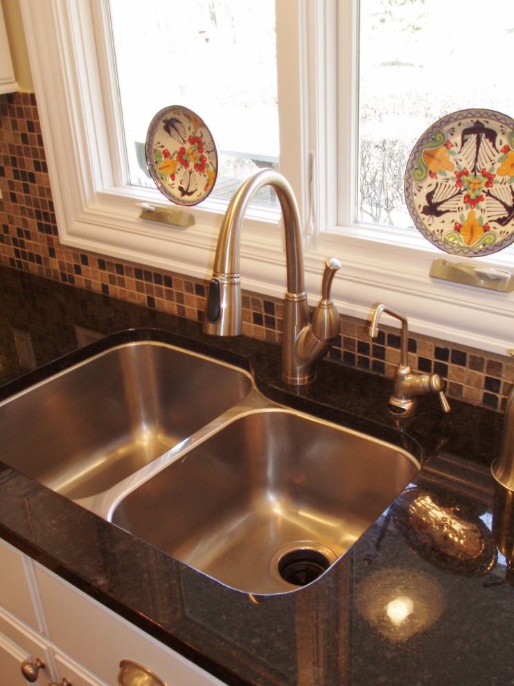 Example of a transitional kitchen design in Minneapolis