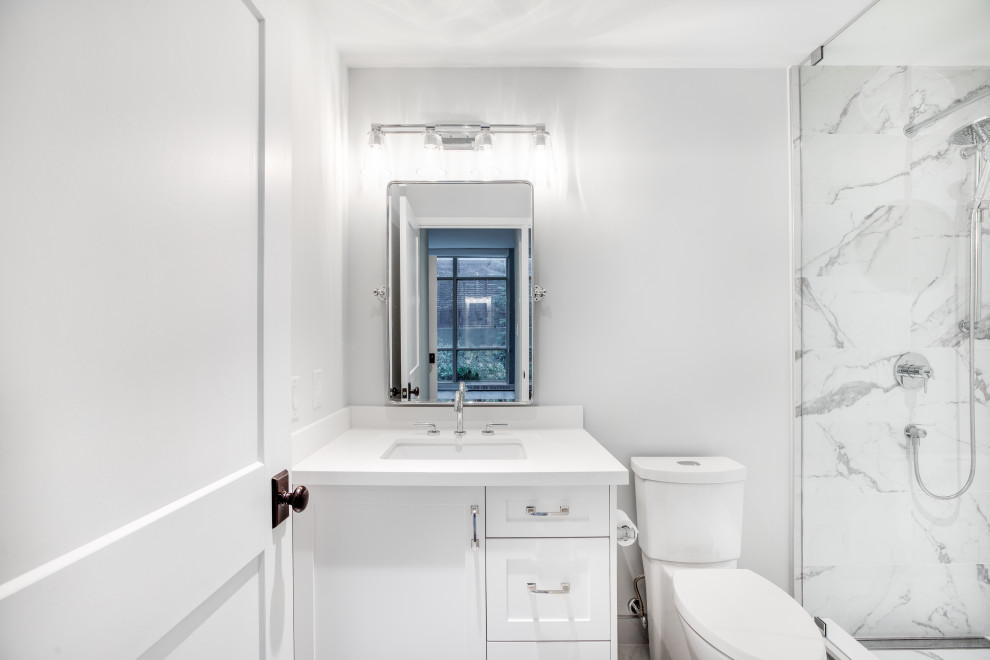 Idéer för att renovera ett litet vintage vit vitt badrum, med skåp i shakerstil, vita skåp, en dusch i en alkov, en toalettstol med separat cisternkåpa, grå kakel, tunnelbanekakel, grå väggar, ett undermonterad handfat och bänkskiva i kvartsit