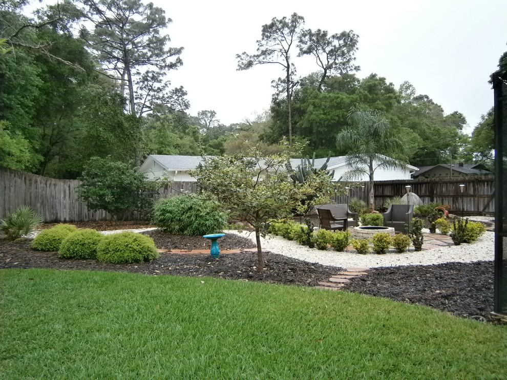 Mid-sized asian front yard shaded xeriscape in Orlando with natural stone pavers for summer.