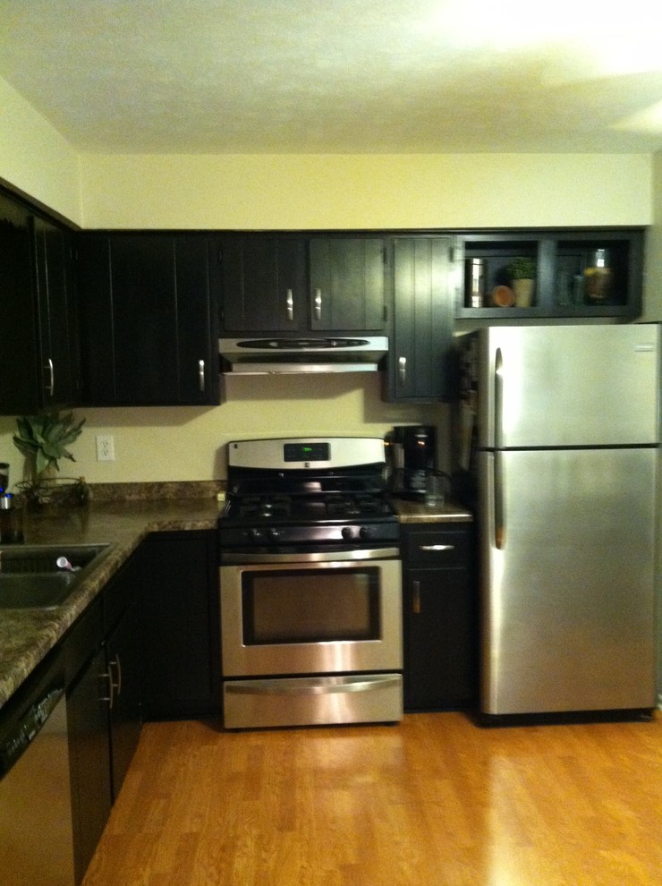 Photo of a small classic kitchen in Chicago.