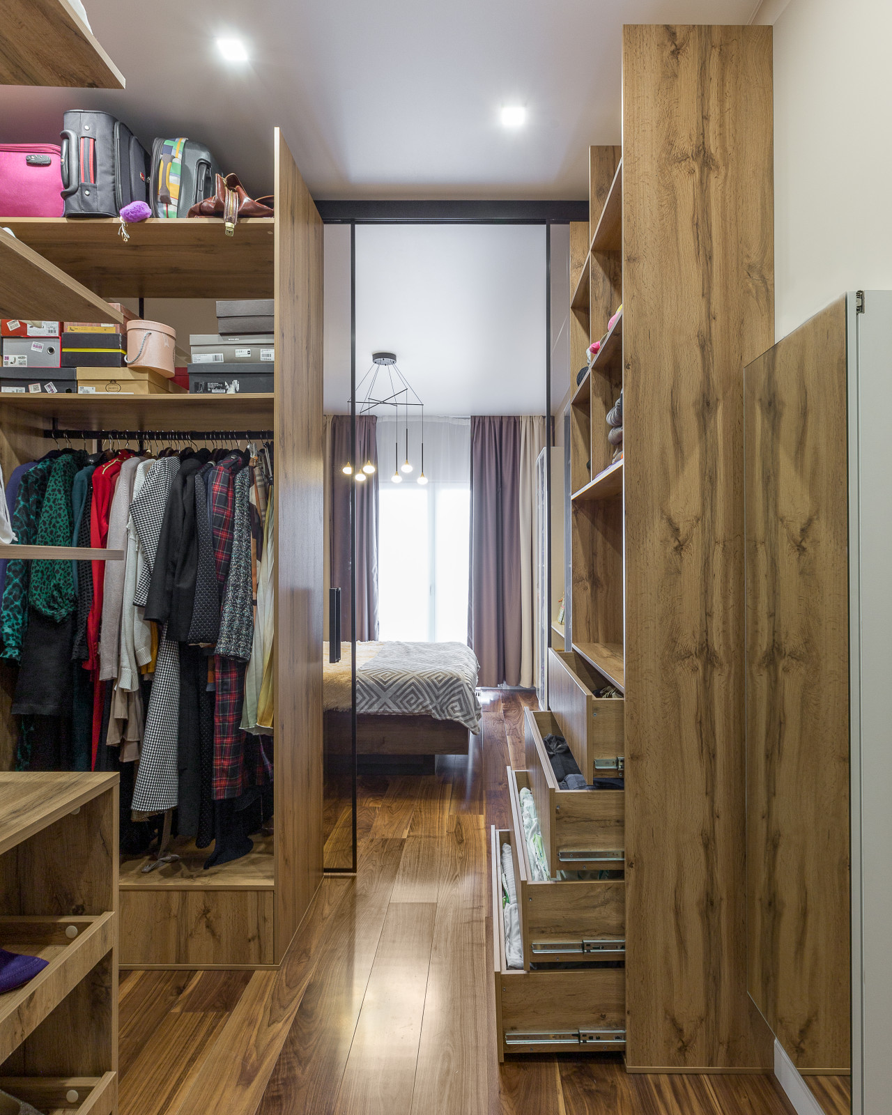 Гардеробная в спальне в ЖК Маяк