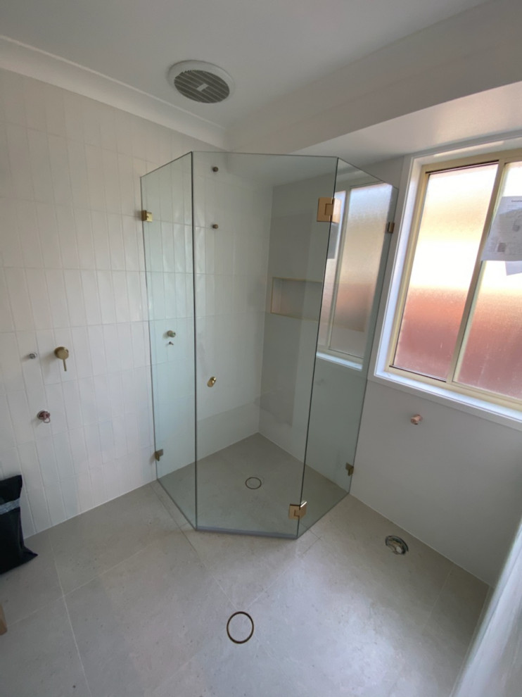 Großes Modernes Badezimmer En Suite mit offener Dusche, weißen Fliesen, Keramikfliesen, Keramikboden, grauem Boden, Schiebetür-Duschabtrennung und eingebautem Waschtisch in Sonstige