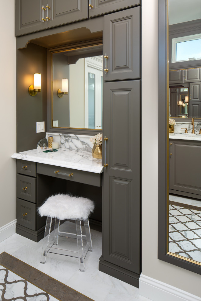 Пример оригинального дизайна: главная ванная комната среднего размера в стиле неоклассика (современная классика) с фасадами с выступающей филенкой, серыми фасадами, душевой комнатой, белой плиткой, мраморной плиткой, бежевыми стенами, мраморным полом, накладной раковиной, мраморной столешницей, разноцветным полом, душем с распашными дверями, разноцветной столешницей, сиденьем для душа, тумбой под две раковины, встроенной тумбой и балками на потолке