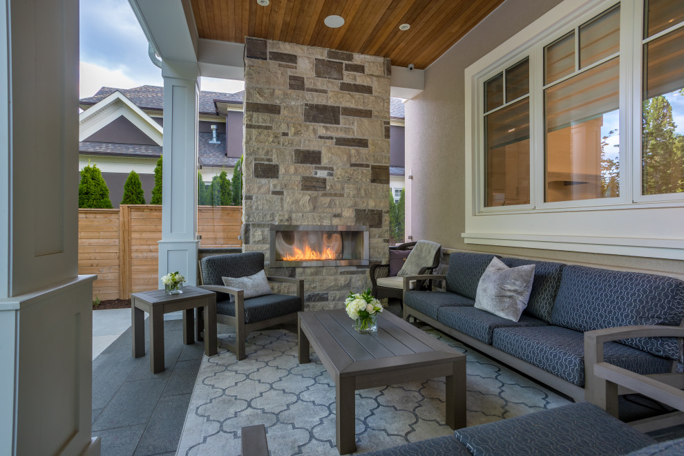 Design ideas for a mid-sized transitional landscaping in Toronto.
