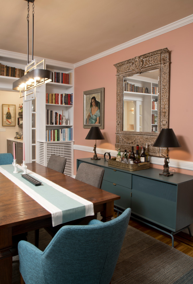 Esempio di una sala da pranzo moderna chiusa e di medie dimensioni con pareti rosa, pavimento in legno massello medio e pavimento marrone