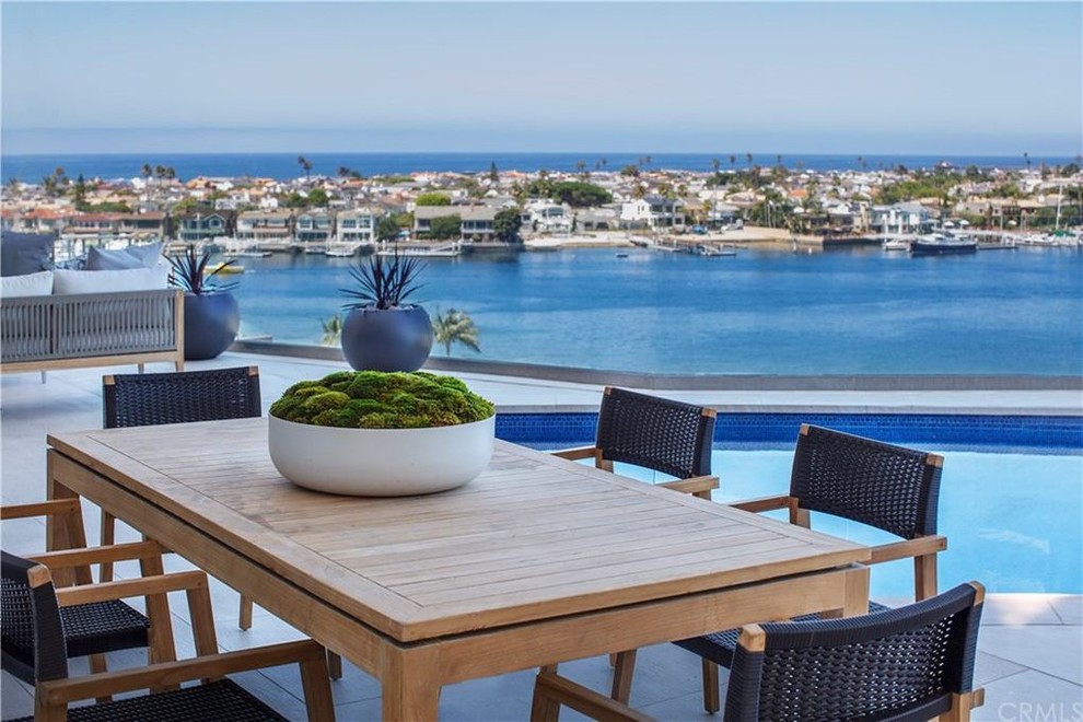 Inspiration for a transitional deck remodel in Orange County