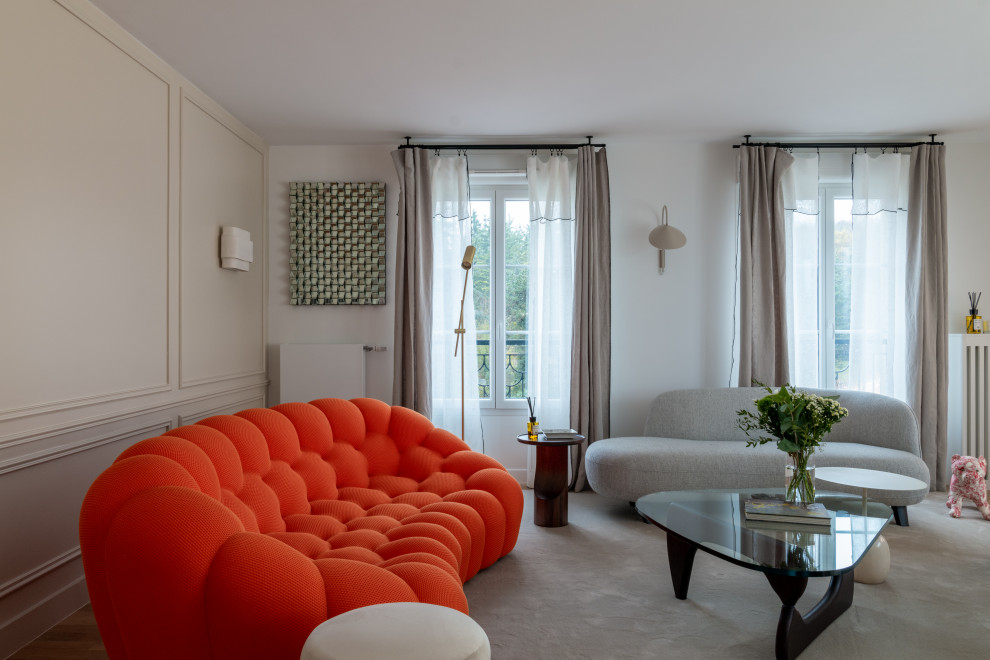Esempio di un grande soggiorno contemporaneo aperto con sala formale, pareti bianche, parquet chiaro, TV a parete e pavimento marrone