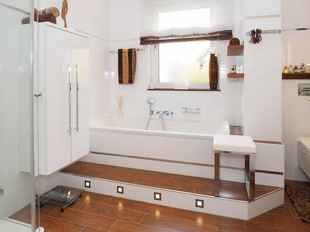 Duschbad With flächenbündigen Schrankfronten, weißen Schränken, Wandtoilette mit Spülkasten, bodengleicher Dusche, Steinfliesen, beiger Wandfarbe, Porzellan-Bodenfliesen, Waschtischkonsole and Duschvorhang-Duschabtrennung in Frankfurt