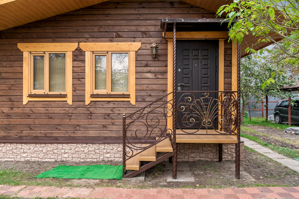 Design ideas for a small country one-storey brown house exterior in Moscow.