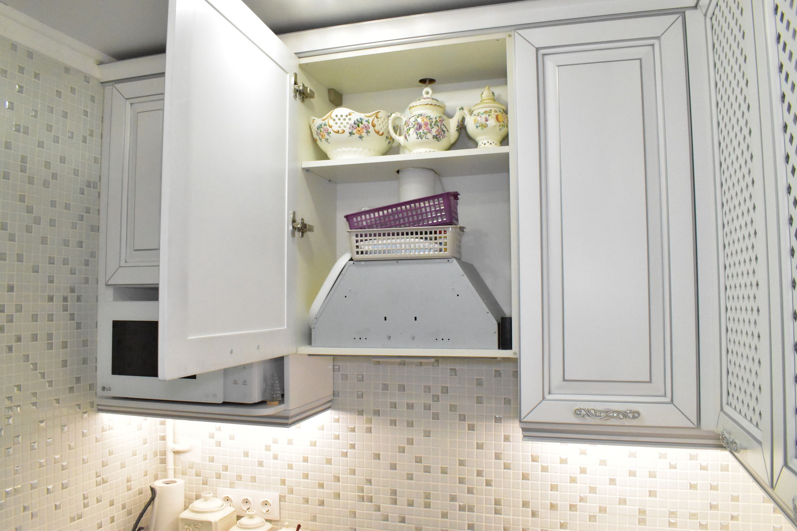 Кухня из массива бука, модель ЭКО в белом цвете с серебряной патиной