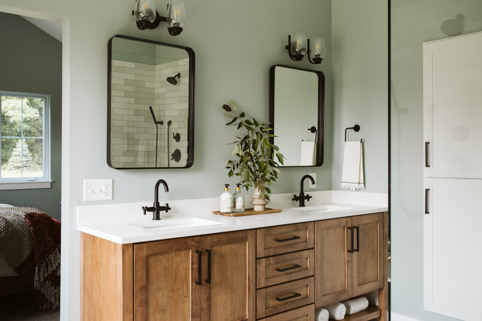 Idéer för ett stort lantligt vit en-suite badrum, med skåp i shakerstil, skåp i mellenmörkt trä, ett fristående badkar, en öppen dusch, gröna väggar, klinkergolv i keramik, ett undermonterad handfat, bänkskiva i kvarts, flerfärgat golv och med dusch som är öppen