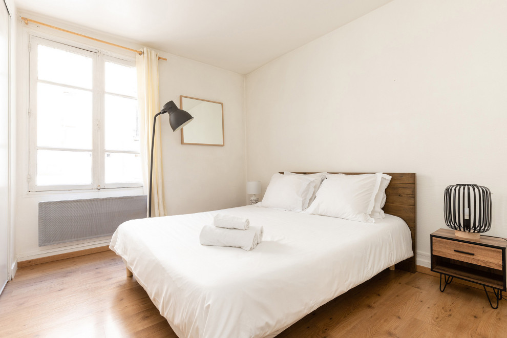 Imagen de dormitorio principal industrial con paredes blancas