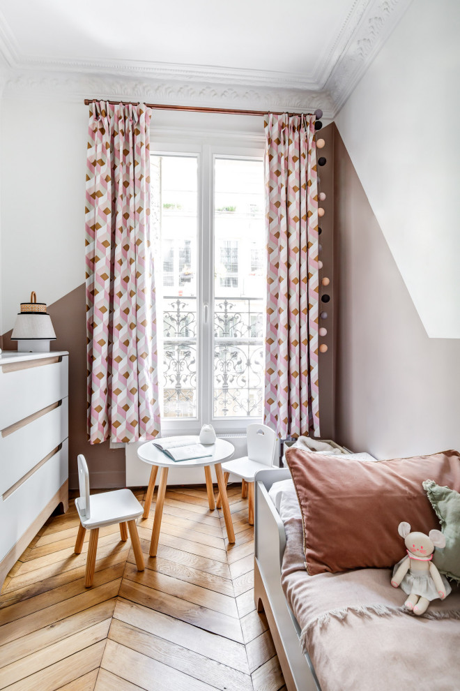 パリにあるお手頃価格の中くらいなモダンスタイルのおしゃれな子供部屋 (ピンクの壁、淡色無垢フローリング、ベージュの床) の写真