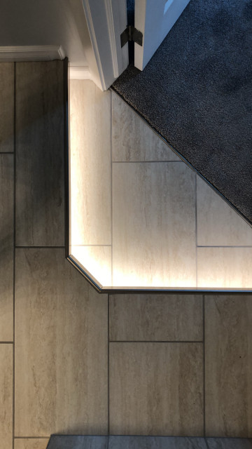 continuous tile pattern with LED lighting under nosing clasico-renovado-cuarto-de-bano