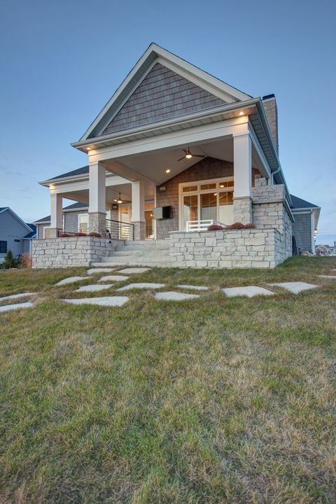 Transitional home design photo in Chicago