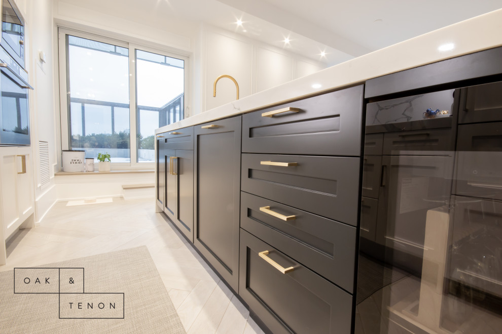 Transitional kitchen photo in Toronto