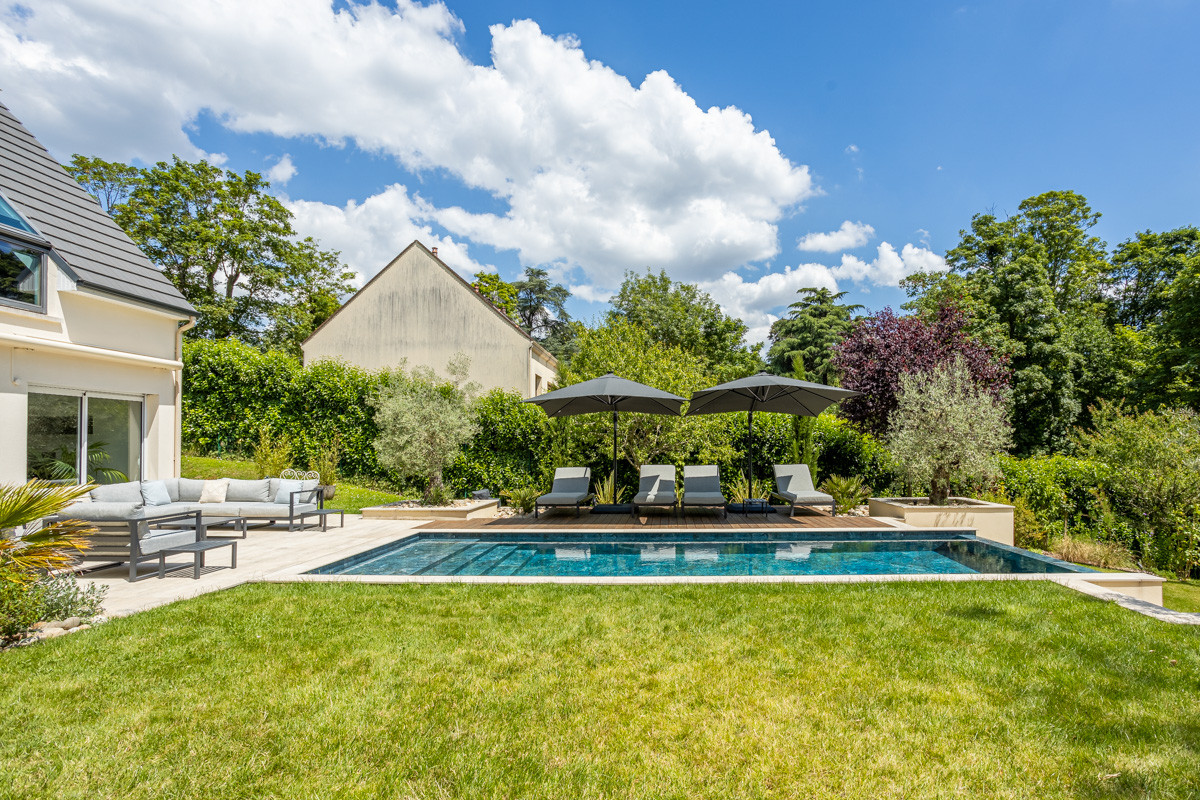 Création d'un grand jardin avec piscine