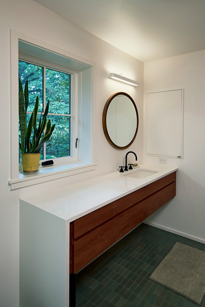 Immagine di una stanza da bagno minimalista di medie dimensioni con WC sospeso e un lavabo