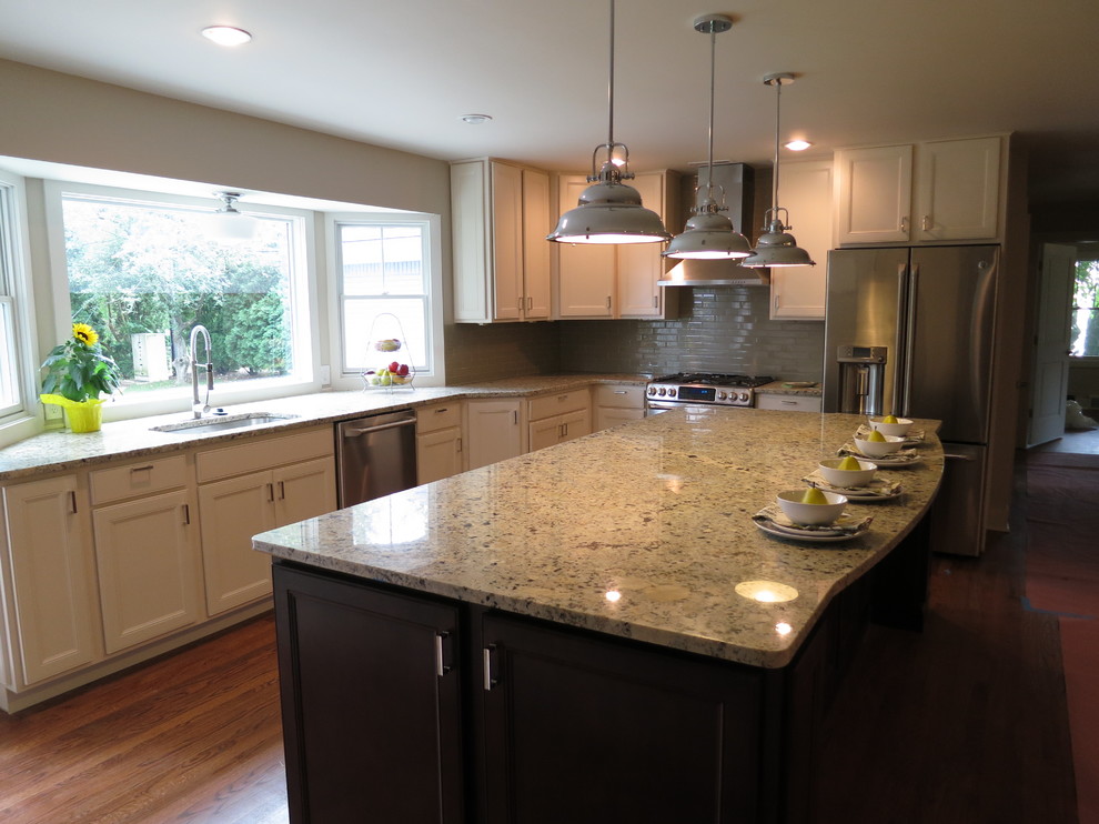 Kitchen - transitional kitchen idea in Detroit