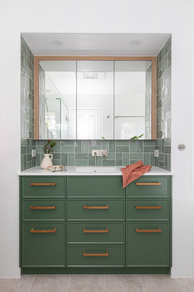 На фото: маленькая главная ванная комната в современном стиле с фасадами в стиле шейкер, зелеными фасадами, отдельно стоящей ванной, душем в нише, унитазом-моноблоком, зеленой плиткой, керамической плиткой, белыми стенами, полом из керамической плитки, врезной раковиной, столешницей из искусственного кварца, бежевым полом, душем с распашными дверями, белой столешницей, нишей, тумбой под одну раковину, встроенной тумбой и деревянным потолком для на участке и в саду с