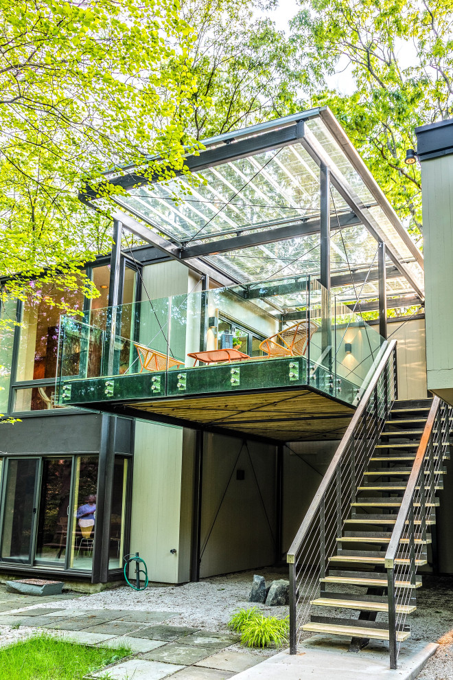 Ispirazione per una piccola terrazza minimalista dietro casa e al primo piano con parapetto in vetro