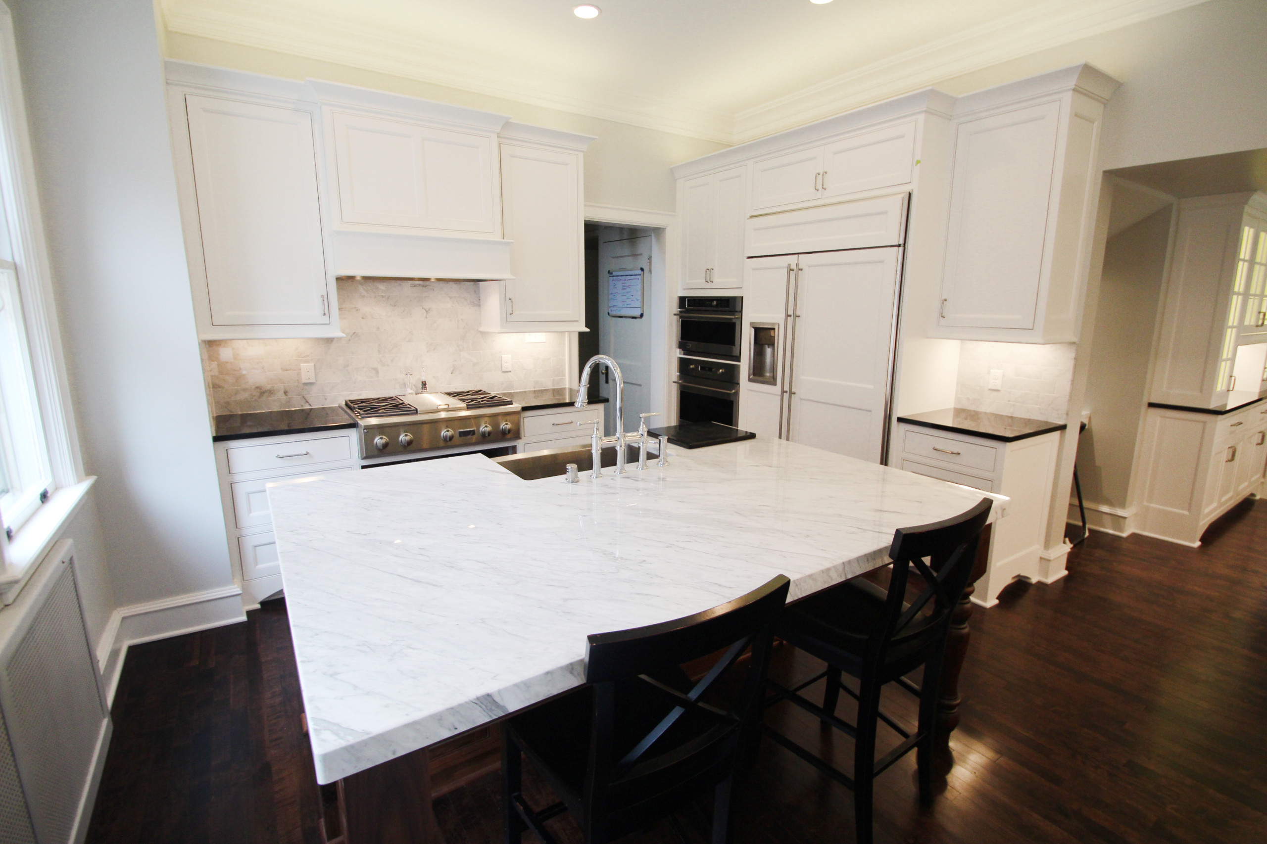 White marble kitchen backsplash