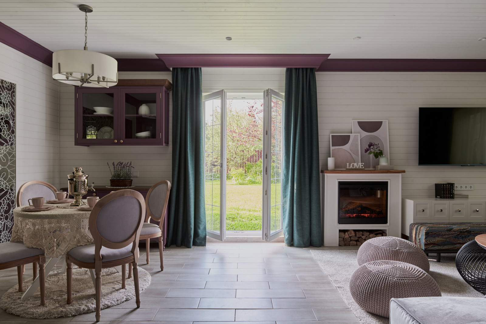 Фиолетовая гостиная-столовая
